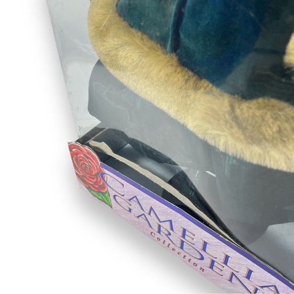 Camellia Garden 1998 Limited Collectors Edition Porcelain Doll with‎ Stand - Picture 9 of 9